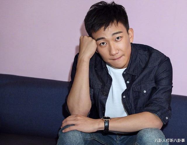 马伊琍|马伊琍与90后男星暧昧？其实被拍的远不止这些，聚会都趴人胸口了