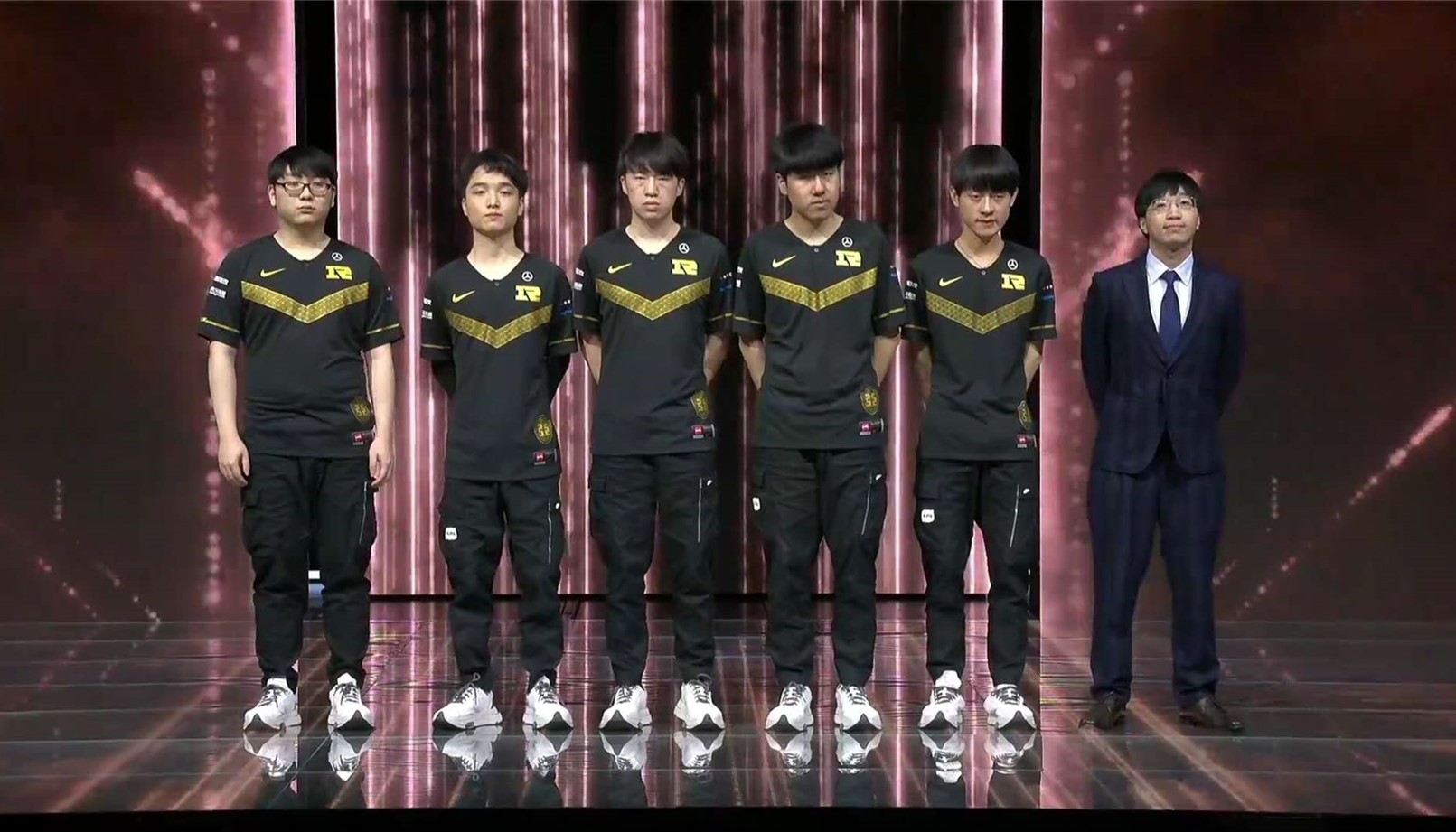 dmo战队|RNG也会翻盘了，小虎一战雪耻“销户”，君泽：别吹小虎了，他容易飘