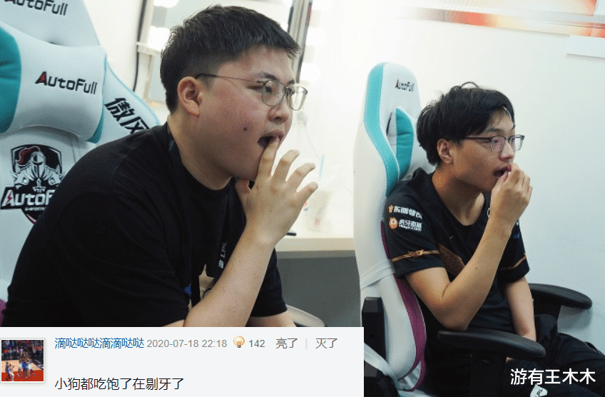 Uzi|RNG队员围观AD一打四，赛后GALA一脸杀气，Uzi拍肩安慰小龙堡！