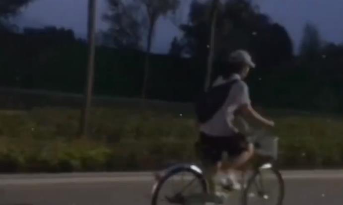 张子枫|张子枫高考结束后“放飞自我”！在公路上骑自行车开心到模糊，少年感太强了