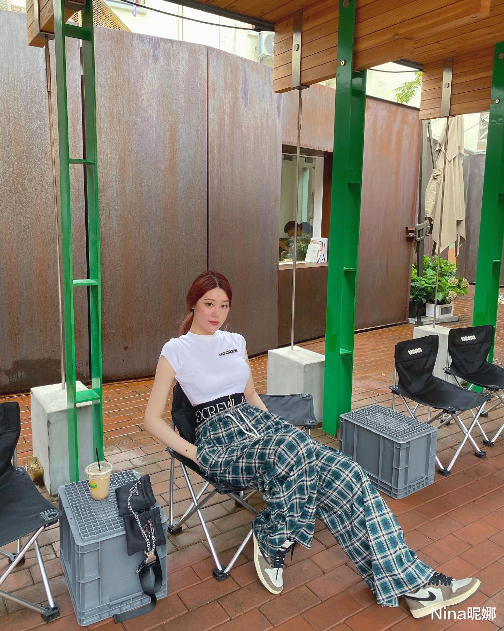 范志毅|“大将军”范志毅22岁女儿让人无地自容，穿露脐装，花瓶身材太招摇