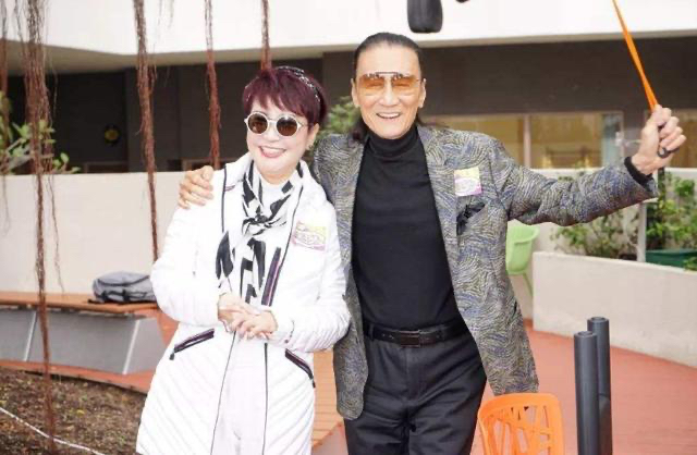 狄波拉|谢贤狄波拉现身赌王葬礼,举止亲密似恋人,真老公在身后很无奈