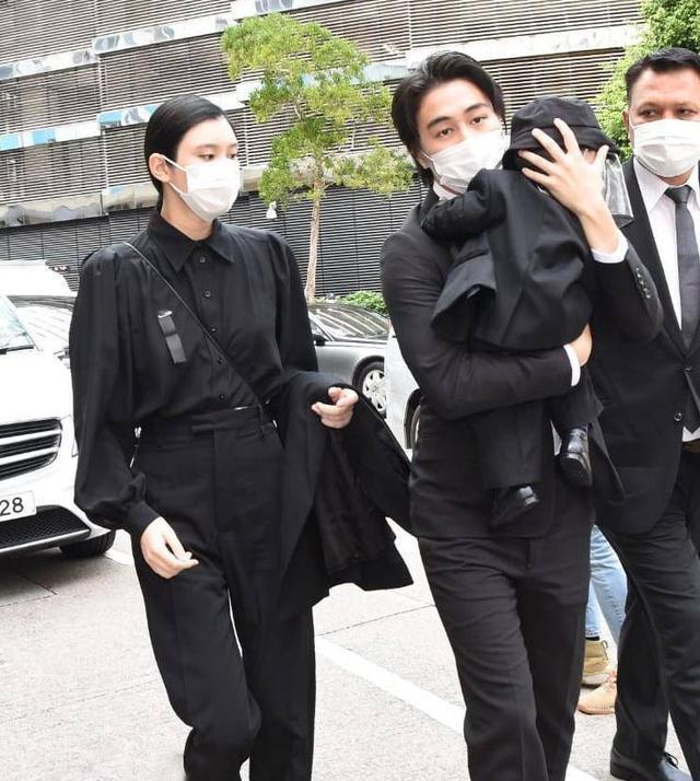 奚梦瑶|赌王葬礼奚梦瑶逗儿子！把葬礼服穿出超模范，一旁老公却无心玩闹