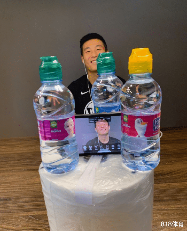 ##贤内助!武磊连线央视直播设备曝光,妻子用3瓶水和纸卷筒固定手机