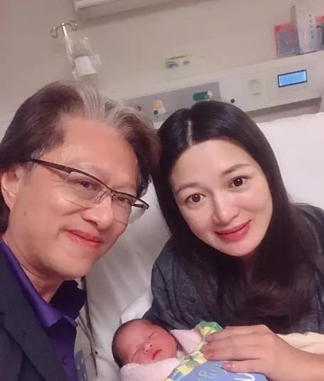 陈少霞：陈少霞也太没阔太样了，穿白裙显得好廉价，笑起来五官都扭曲了！