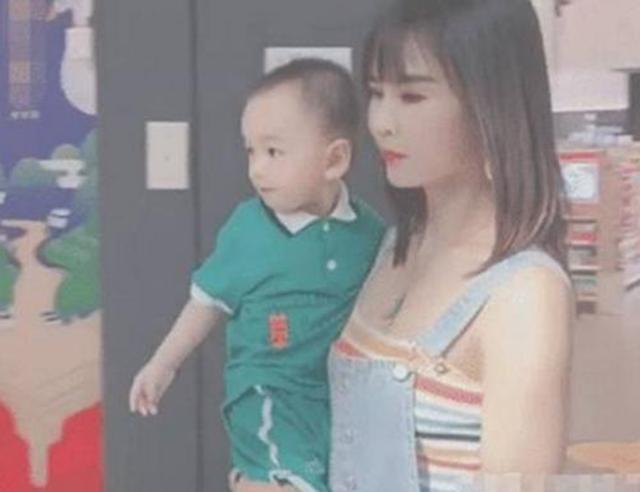 陈小春|“最嫩奶奶”火了，抱孙子逛街被误认是妈妈，网友：孩子缺爷爷吗