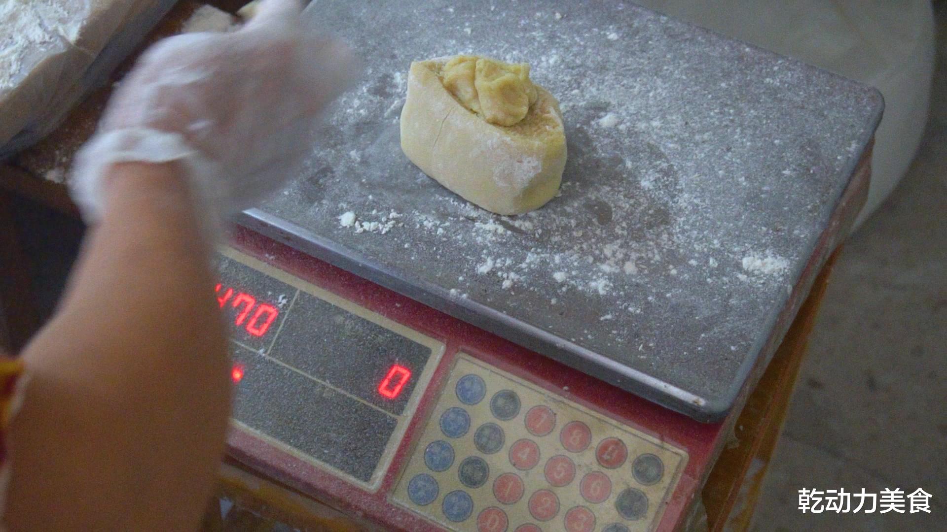 月饼|78岁大爷教你做古法月饼，1个2斤重卖50元，1天400个供不应求