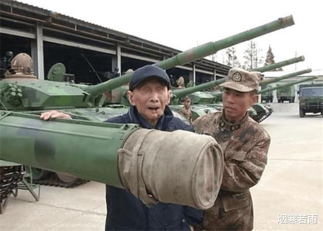 『』这个失明老人，因战利品曝光身份，部队为此动用6台坦克前去迎接