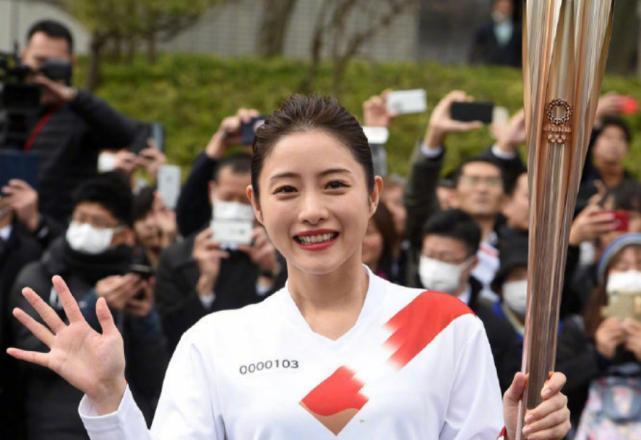 石原里美▲石原里美担任奥运圣火大使兼具火炬手，正装红裙优雅，运动装青春