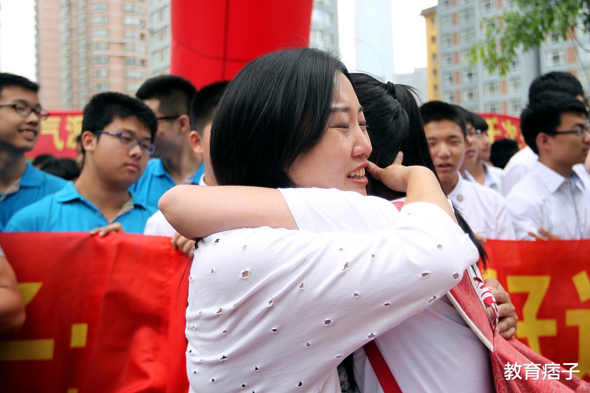 家庭作业|家长提议取消家庭作业，网上叫好声一片，老师4点理由让声音瞬间熄火！