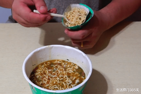 泡面|吃了20年泡面，才知道盖子上藏着一个“小机关”，学会受用一生！