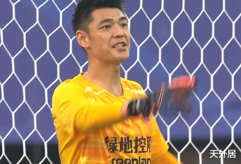 广州恒大|恒大球迷都看笑了！中超神场面：冯潇霆回传曾诚，后者长传给郜林