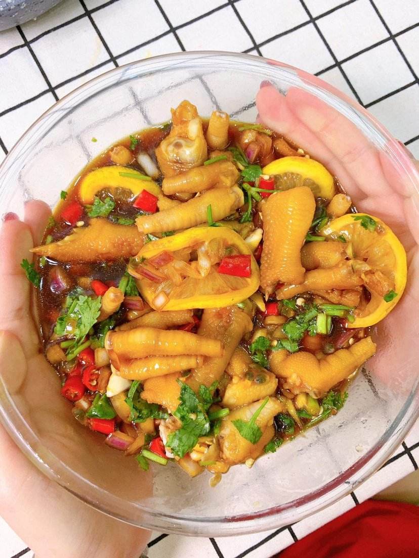 ▲他从欠债50多万，靠卖这种地摊小吃，一年还清欠款还买了车。