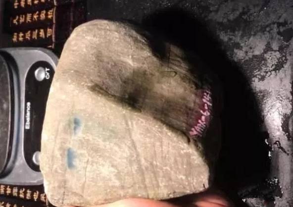 #翡翠#狠心花35000买的翡翠原石，糯冰手镯不要，切了牌子挂件一箩筐！