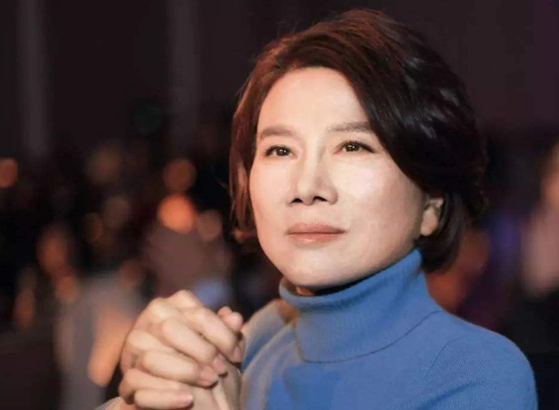 多亏了2个男人，让她才华得以展示，如今是我国杰出商业女性！