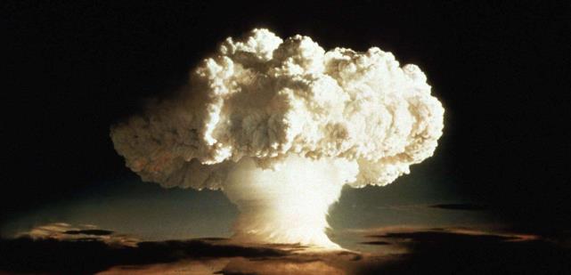 原子弹|美军在海底试爆原子弹，200万吨海水冲天而起，几天后麻烦大了