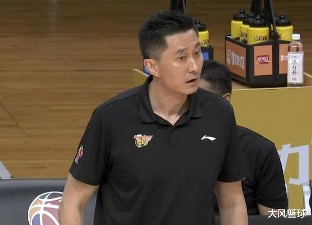 广东男篮|太“狡猾”了!广东赢球因1人应变突出,三次变阵打乱了首钢计划