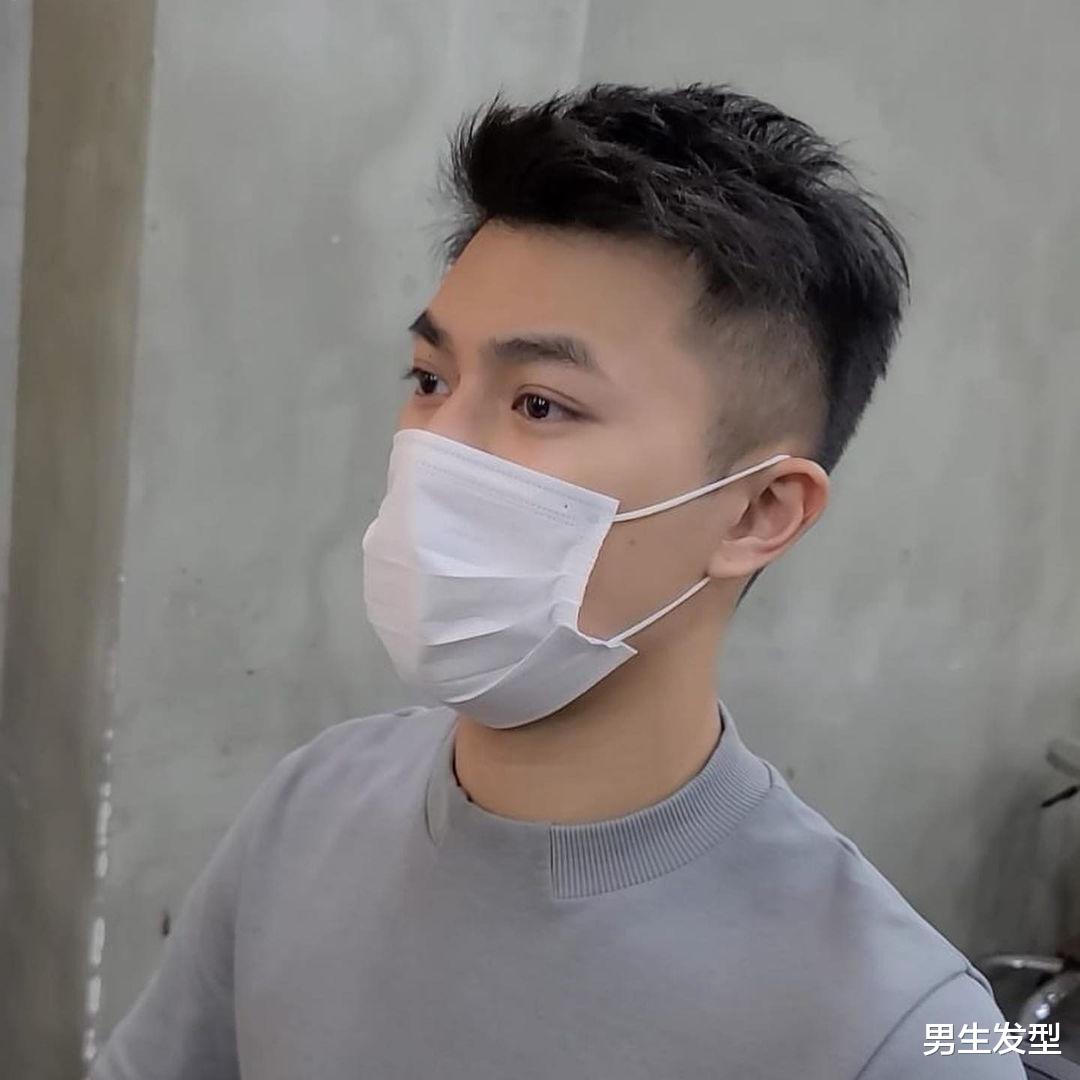发型|男生“两边铲光”发型过时了？试试这5款清爽造型吧，年轻又帅气