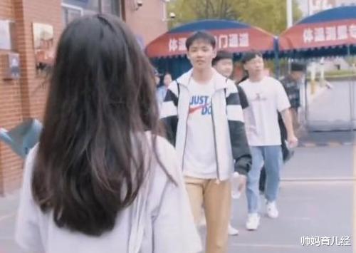 女孩|考场外的送花女孩火了,2天时间涨粉119万,本人已做出回应