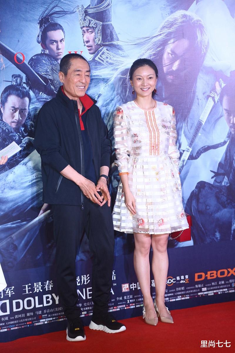 张艺谋@张艺谋带娇妻走红毯，小31岁妻子穿公主裙超甜，爱马仕包包添贵气