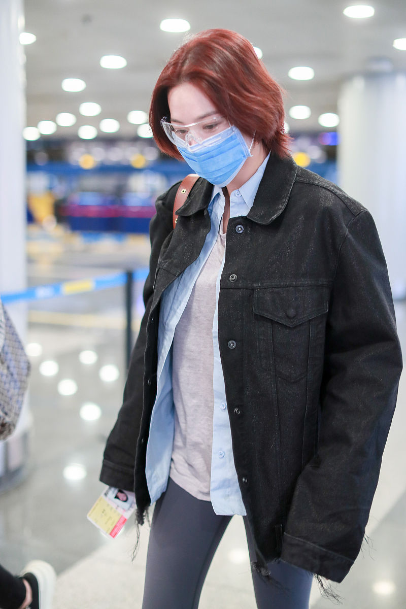 张馨予：张馨予染90元新发色走机场，玩叠穿时髦俏丽，穿“无痕裤”显腿长