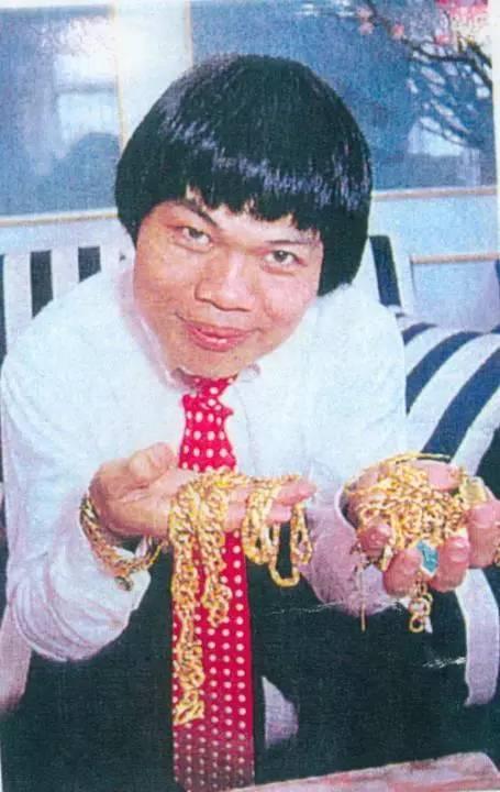 |参观八两金现实中的家，装修浮夸房子老旧，出门却必带金链子