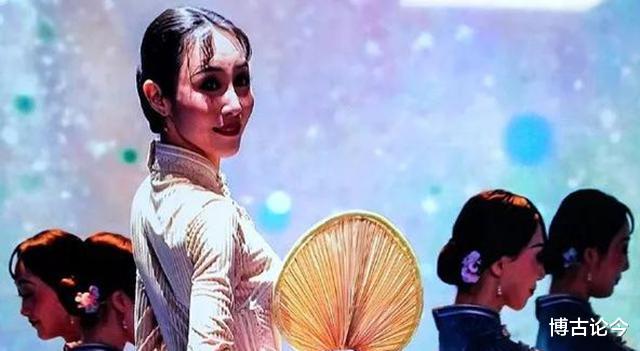 #春晚#曾经被喻为风尘服装受尽嘲讽，如今登春晚却被众人追捧，脸疼吗？