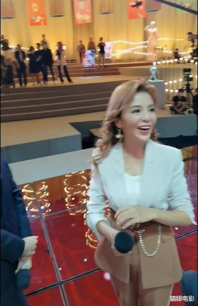 董卿|央视舞台现场曝光，李思思董卿状态好，撒贝宁却满头白发显老态