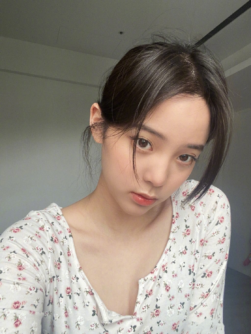 有种"发育过猛"叫欧阳娜娜,穿抽绳短袖,真实身材一目了然