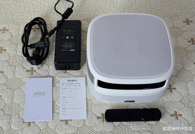 投影仪|白天也能吃鸡看大片，效果媲美万元激光电视，坚果J9投影仪体验