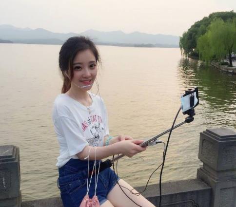 冯提莫|冯提莫走红前旧照曝光，青涩又单纯，终于明白她为何不喜欢穿丝袜