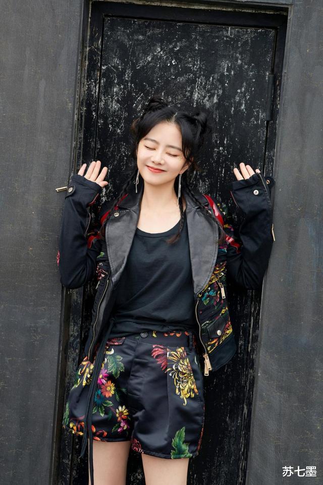 「洗面奶」圆脸女孩有多漂亮？谭松韵扎“哪吒”发型，脸型可爱，穿搭好时髦