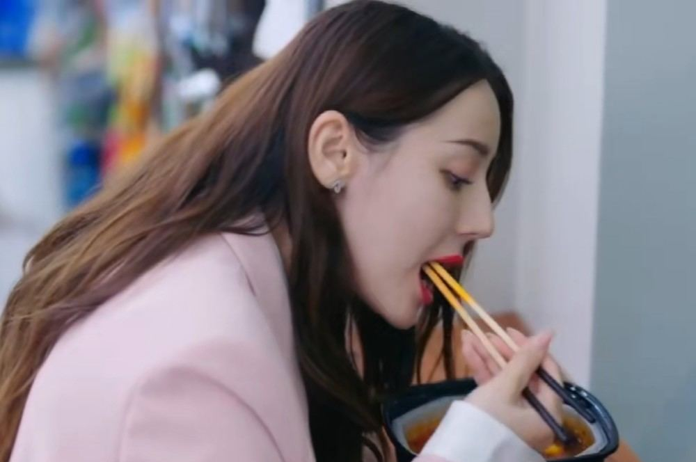 「迪丽热巴」迪丽热巴新剧妆容有多厚？带大红唇吃火锅，抬头时观众看愣了