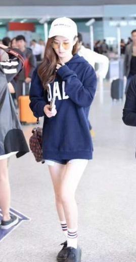 冯绍峰|41岁冯绍峰苍老难掩，近照挺大肚头发花白，对比赵丽颖却愈发美艳