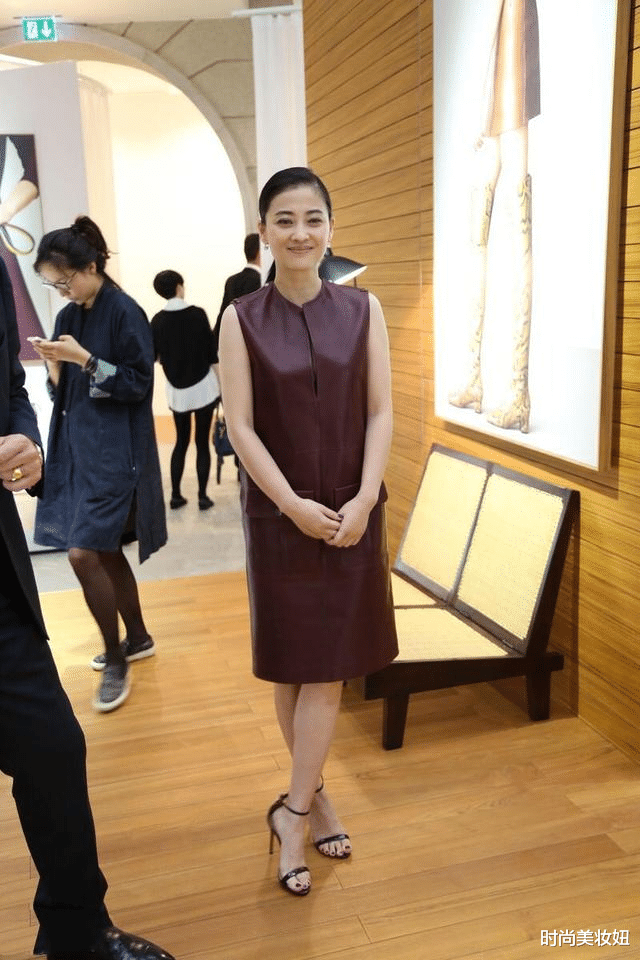 穿衣搭配|梅婷瘦下来真的太美了,穿无袖皮裙配低马尾,高级又优雅大气