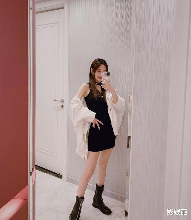 #李小璐#39岁李小璐真会扮嫩,扎哪吒头就算了还穿小鹿衫,拍照越来越杨幂