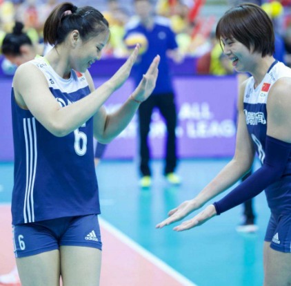 「曾春蕾」中国女排三喜临门，老将曾春蕾也被表彰了，女排姑娘真是太优秀