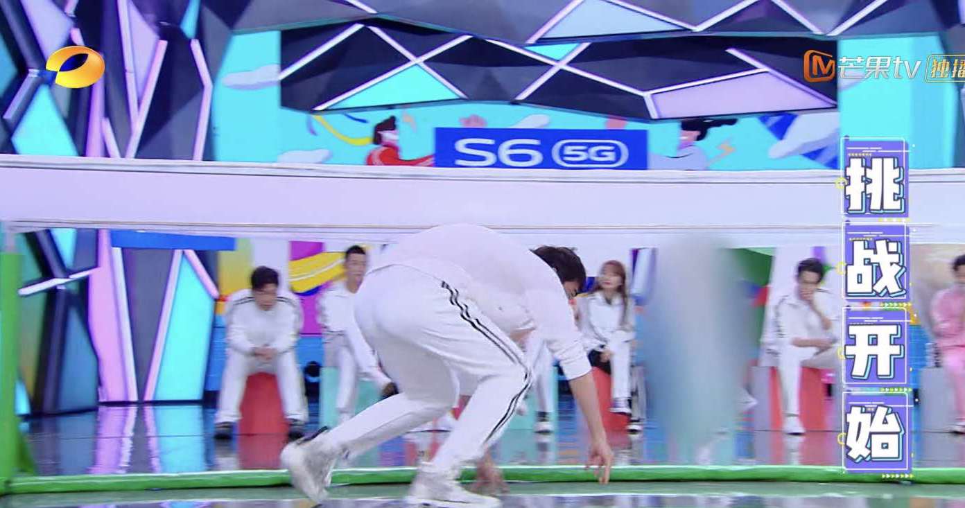 「快乐大本营」《快乐大本营》走了一位主持人，不仔细看都发现不了，镜头太少名字被删