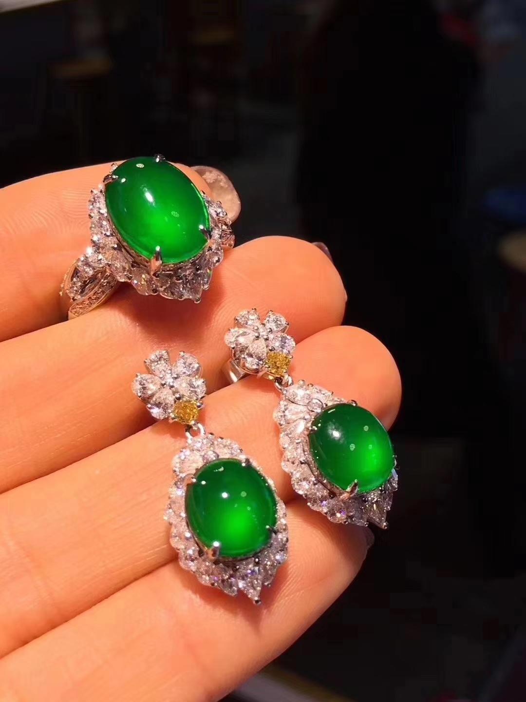 #翡翠#新婚夫妻云游瑞丽，用彩礼8万买下一块翡翠赌料，切开后两人呆了