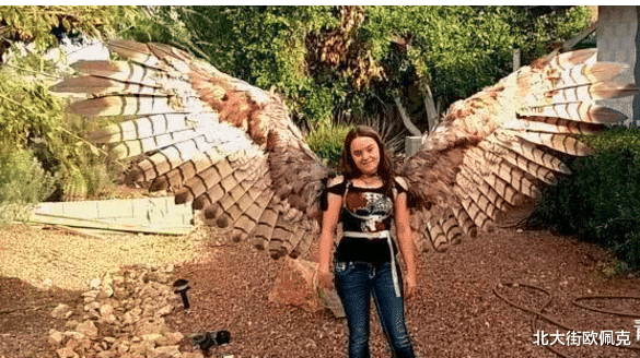 「黑洞」那个为了实现“飞天梦”，花1百万在后背植入翅膀的美国女孩，现状如何？