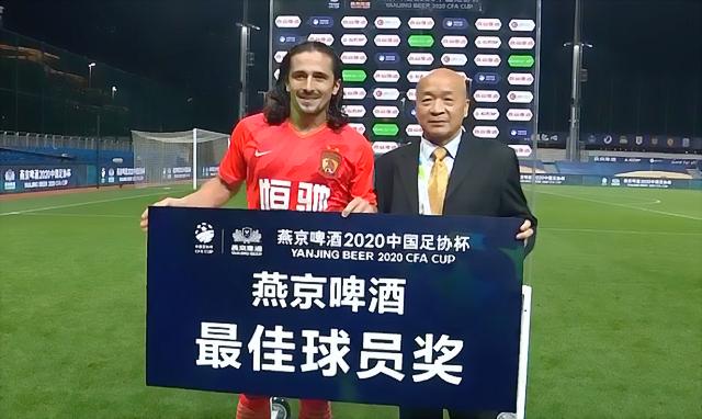 广州恒大|均龄不到24岁！恒大洗牌洗出2张“炸”，卡纳瓦罗毫不掩饰地笑不拢嘴