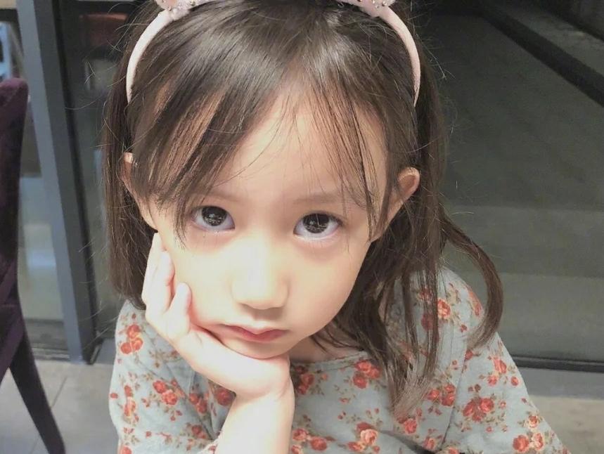 姐姐|黄磊的二女儿堪称“整容式”长大，穿衣风格很日常，颜值不输姐姐