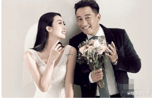 『娱乐圈』娱乐圈很恩爱的4对夫妻，最后一对为了不离婚，将结婚证都撕了！
