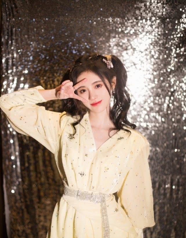 『穿衣搭配』超减龄的双马尾造型，哪个女星扎起来最可爱？看到鞠婧祎就爱了