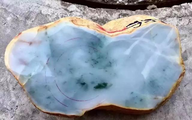 玉雕|数年无人问津的木那原石，店主自个切开后，现场叫价10万都不卖