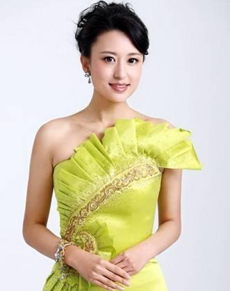 『央视』她是央视著名主持人，嫁大20岁离婚富豪做起后妈，今宛如少女