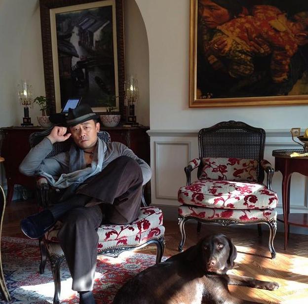 []晒晒周立波在美国的豪宅，全屋都是美式风格，看来习惯国外生活了