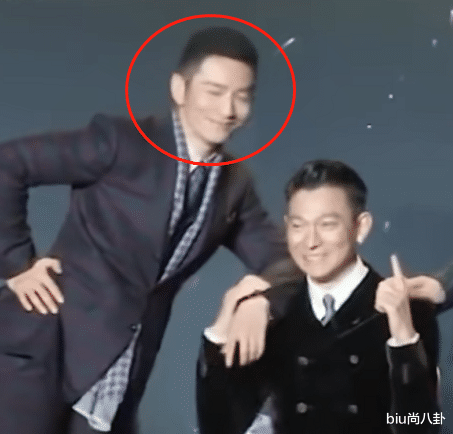 黄晓明|黄晓明搭肩刘德华，他却嫌重不断向下拉手臂，谁注意黄晓明表情？