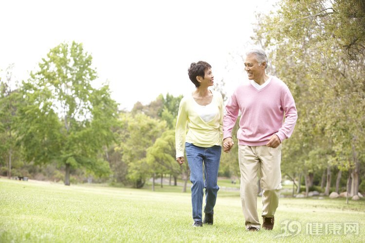 『长寿』走路是“天然长寿药”,每天坚持走一走,4个好处自然来