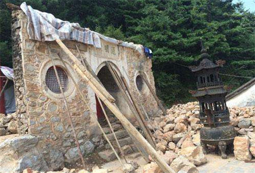 占卜|因祖先墓碑被用作踏板,他一怒之下10人遇害,押赴刑场时面带微笑